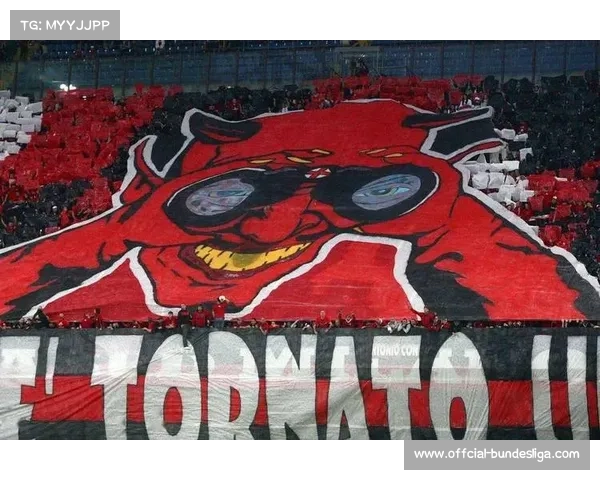 米兰德比观众席Tifo致敬马尔蒂尼，死忠看台再现传奇横幅