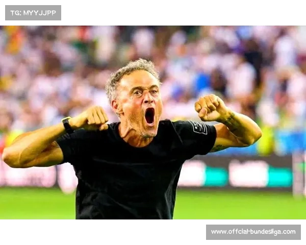 洲际杯夺冠瞬间：巴黎圣日耳曼球员相拥庆祝，恩里克场边欣慰微笑